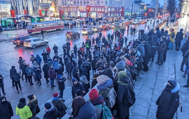 Россияне выходят на антивоенные протесты