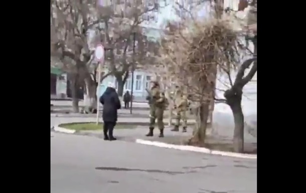 З явилося відео, як у Генічеську жінка проганяла російського військового