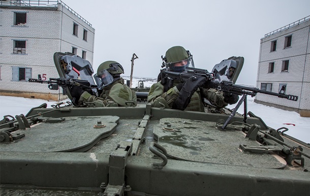 Украинец  голыми руками  пытался остановить колонну бронетехники РФ