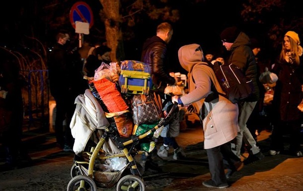 Тисячі українців виїжджають з країни - прикордонники