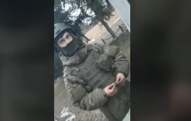 Солдат РФ говорил с жителями Сум о сдаче в плен
