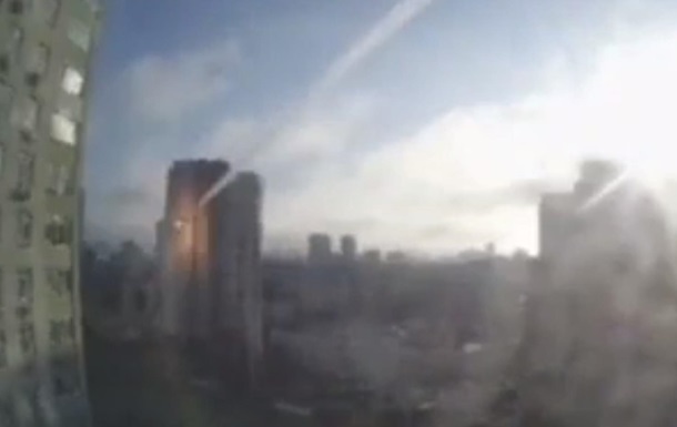 З явилося відео з влученням ракети у будинок у Києві