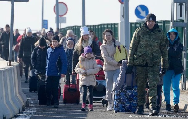 Війна в Україні: перші українські біженці прибувають до Німеччини