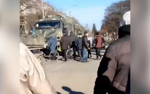 На Черниговщине мирные жители остановили колонну военной техники РФ