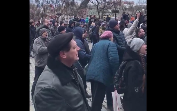 Жители Бердянска прогнали войска РФ из мэрии