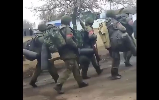 На Сумщине российские военные бросили технику и пешком пошли домой