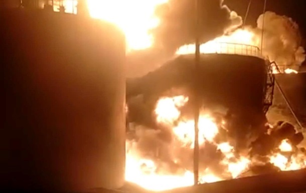 Пожар на нефтебазе под Киевом самоликвидировался 
