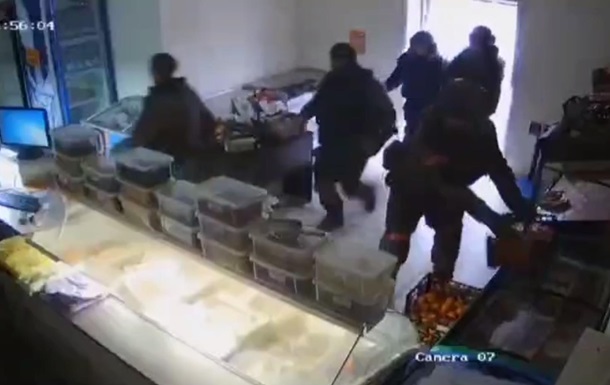 Российские солдаты грабят магазины и церкви