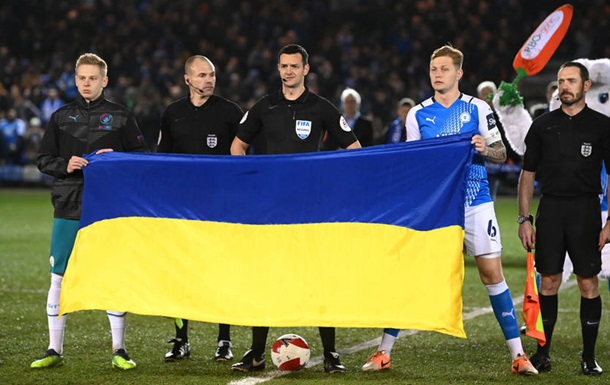 Зинченко вывел  Сити  на матч с капитанской повязкой и флагом Украины