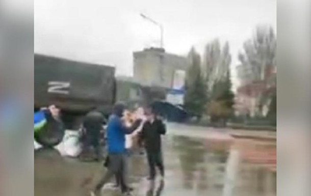 У Мелітополі жителі влаштували ДТП російських військових вантажівок