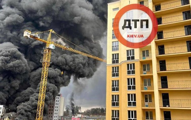 Под Киевом после обстрела возник сильный пожар