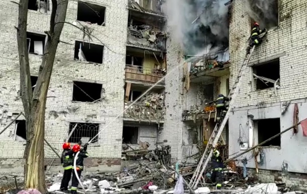 Авіаудар по Чернігову: під завалами знайшли 33 загиблих