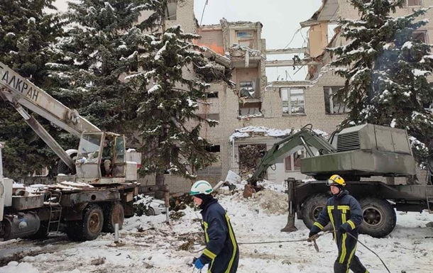 На Харківщині ДСНС разом із саперами розбирають завали будинків