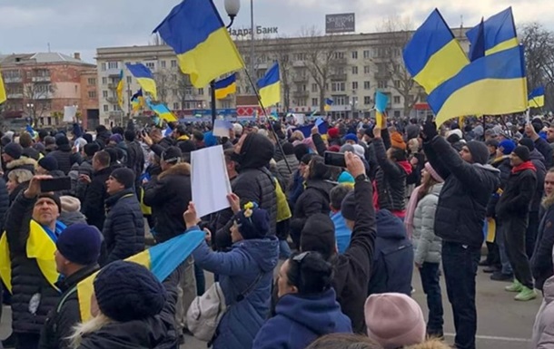 Россияне обстреляли митинг в Новой Каховке – СМИ