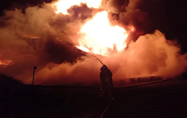 ГСЧС больше восьми часов тушит пожар на нефтебазах в Житомирской области