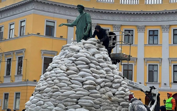 В Одесі пам ятник Дюку обклали мішками з піском