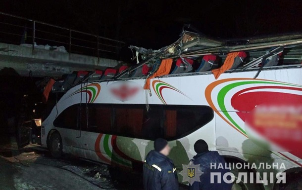 На Черкащині автобус з евакуйованими врізався у міст