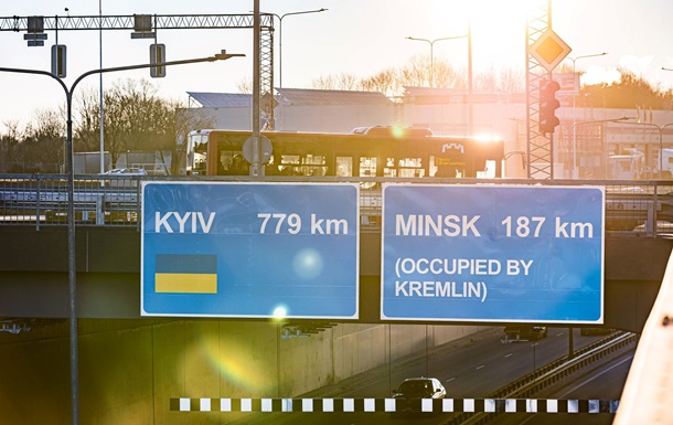 В Вильнюсе появился дорожный знак с расстоянием до  свободного Киева 