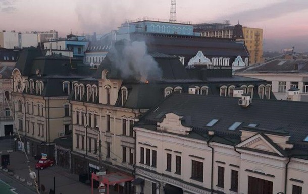На київському Подолі після обстрілу сталася пожежа