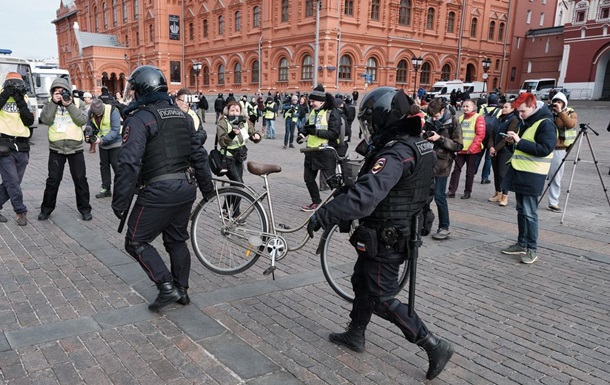 У РФ силовики під час протестів  затримали  велосипед