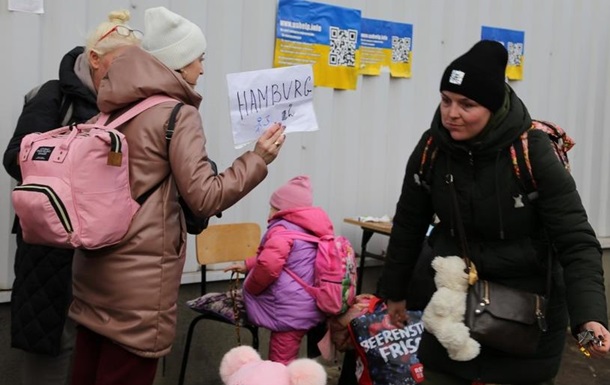 Біженці з України у Німеччині: як оформити документи, які соціальні гарантії