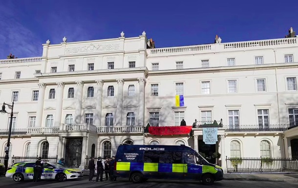 Активисты заняли дом путинского олигарха в Лондоне