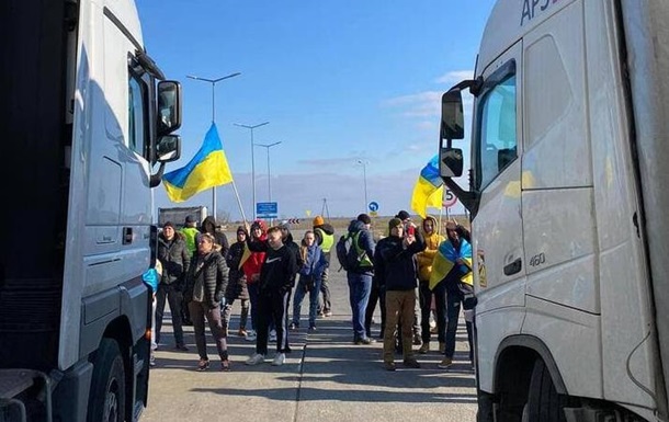 Украинцы перекрыли дорогу к польской границе фурам с грузом для РФ