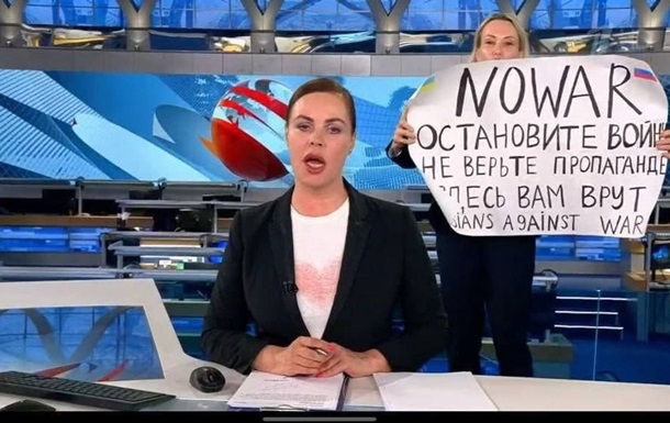 Редактор російського ТБ зірвала прямий ефір, виступивши проти війни