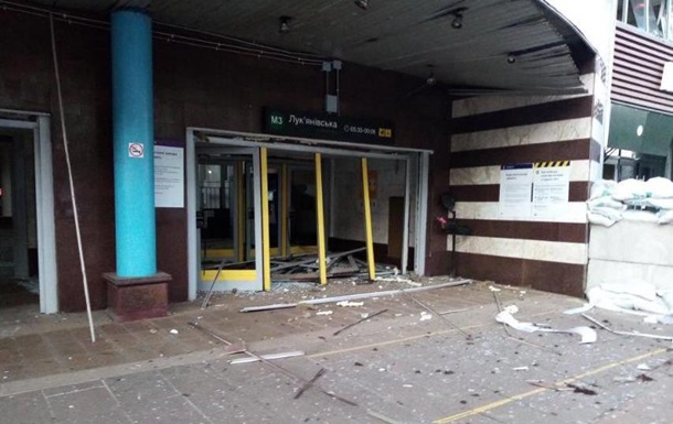 Авіаудар пошкодив будівлю станції метро Лук янівська у Києві