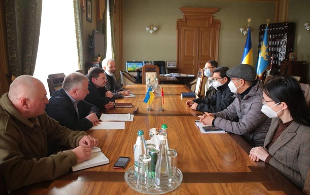 Китай начал доставлять в Украину гуманитарку, посол приехал на Львовщину