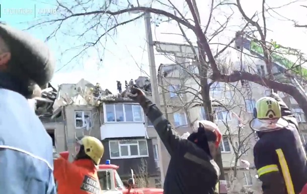 В Харькове спасатели попали под бомбежку
