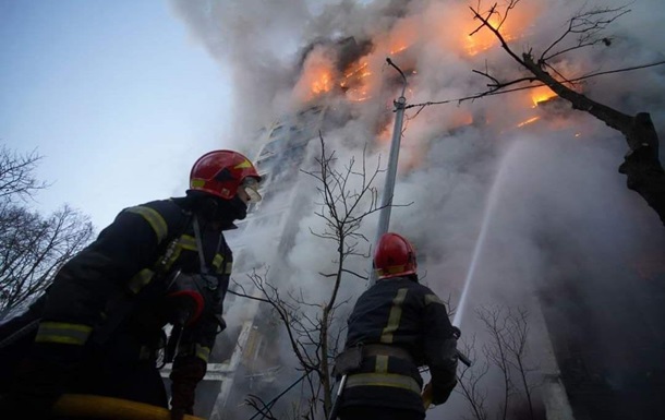 Обстріл Києва: пожежа у шістнадцятиповерхівці загашена