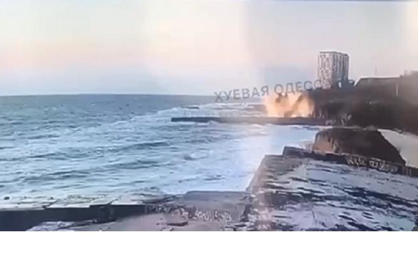 В сети показали видео взрыва на пляже Одессы