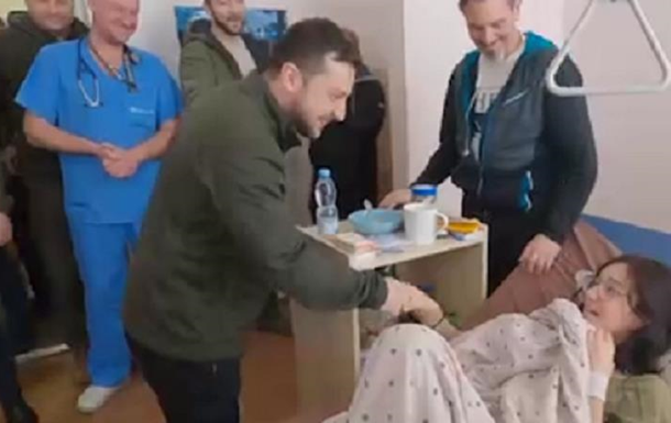 Зеленский посетил в больнице раненых при обстрелах на Киевщине
