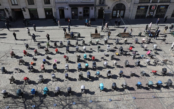 Защитите украинских детей: в центре Львова поставили 109 детских колясок 
