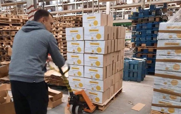 Фонд Ахметова начал раздавать продуктовые наборы в Киевской области