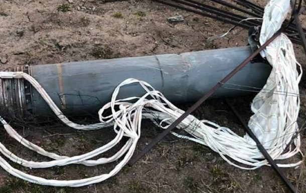 Снаряди на парашутах: Київ обстріляли з найновішого озброєння