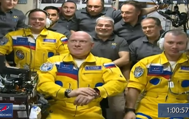 Российские космонавты прибыли на МКС в желто-синем