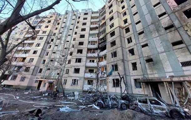 В Киеве снаряд попал во двор многоэтажки и детсада