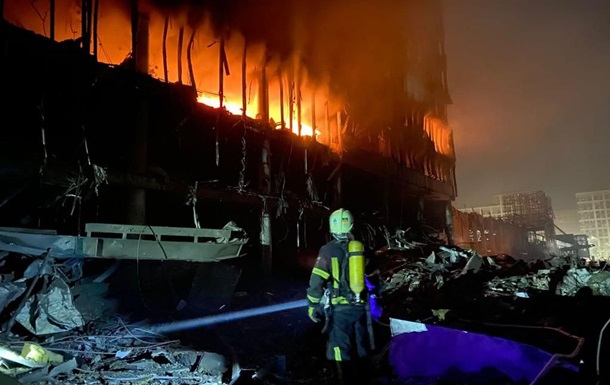 Спасатели показали последствия взрыва в Киеве