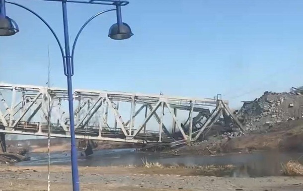 В Ирпене взорвали железнодорожный мост