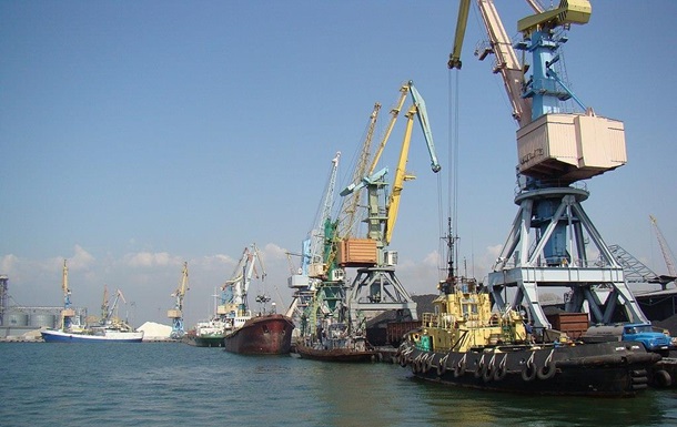 Російські загарбники викрали п ять кораблів з порту Бердянська