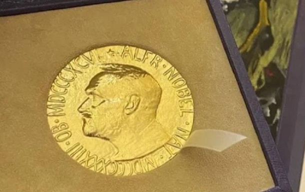 Россиянин отдает Нобелевскую медаль в пользу украинских беженцев