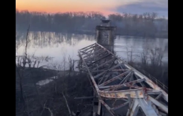В Чернигове разбомбили мост, по которому в город везли гуманитарную помощь