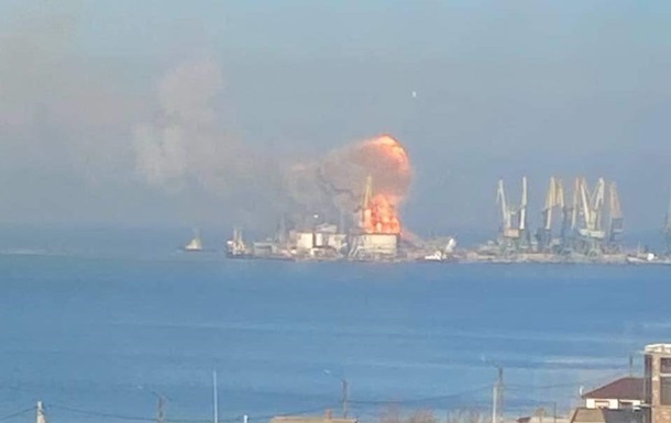 В Бердянске горит морской порт
