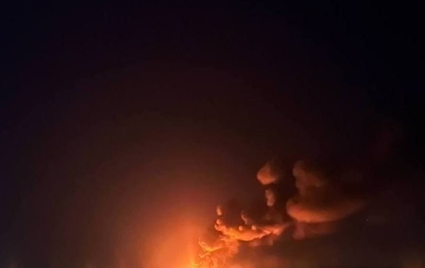 В Луцке продолжают тушить пожар на нефтебазе