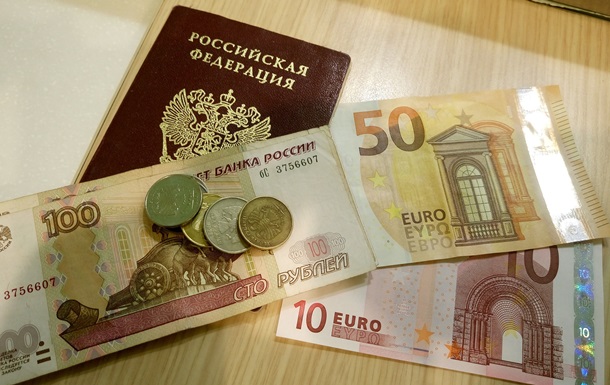 Військові РФ за гроші збирають паспортні дані українців – Подоляк