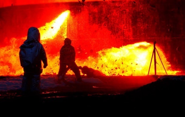 На Ровенщине продолжают тушить пожар на нефтебазе, которую обстреляли