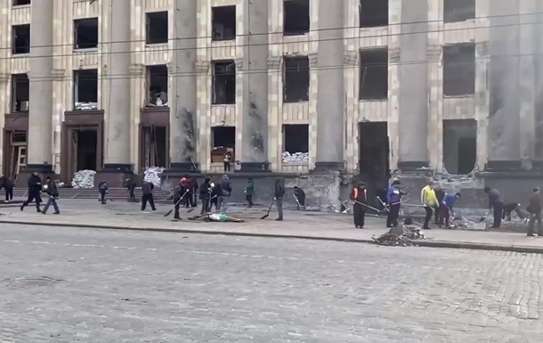Харків яни допомагають комунальникам прибирати місто