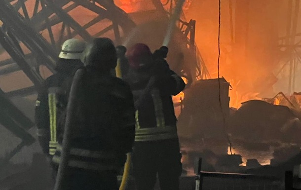 Під Києвом через обстріл виникла масштабна пожежа